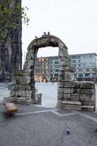 Seitlicher Bogen des r&ouml;mischen Nordtores vor dem K&ouml;lner Dom